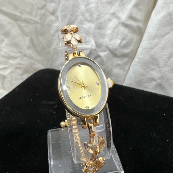 Quartz Lady Watch W/ Gold Face And Rhinestone Chain. Has Crystals On Inside Face - Picture 6 of 6